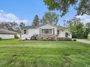 160 Woodland Dr, South Lyon, MI 48178