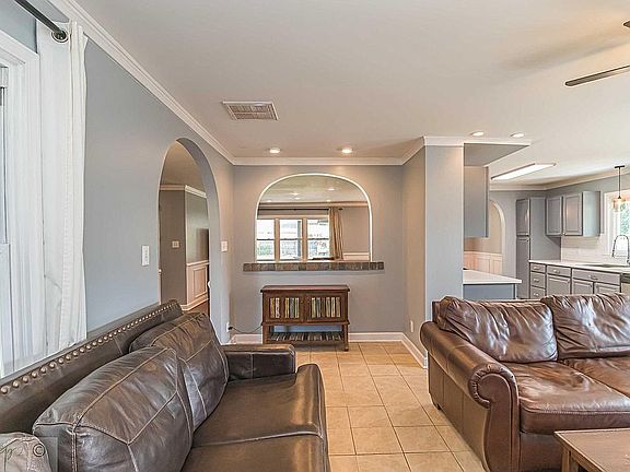 4th image of 204 N Harding Dr