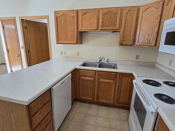 5th image of 2716 Harvey Dr #4