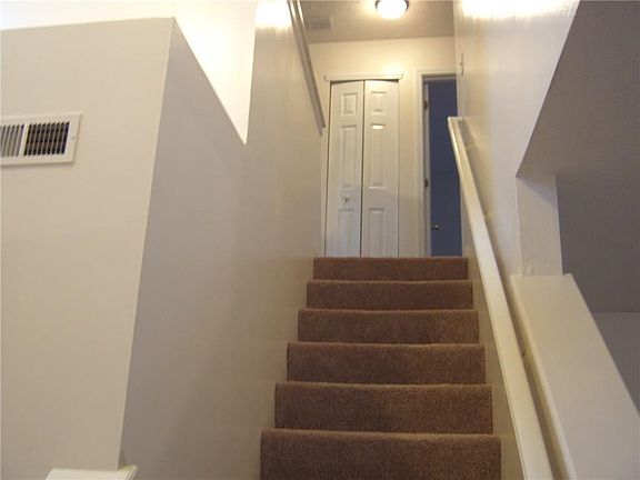 3rd image of 6039 Lakeside Manor Ave