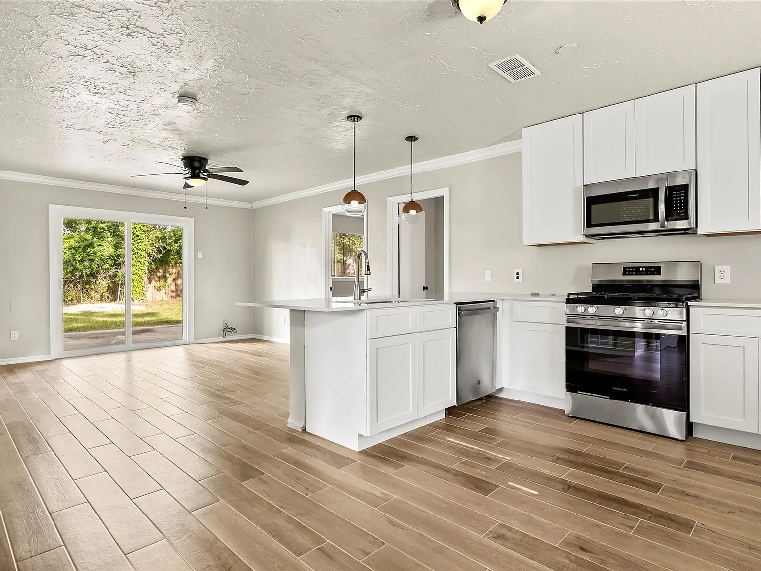 4 bed, 1454 sqft, $1,900 — Photo 1