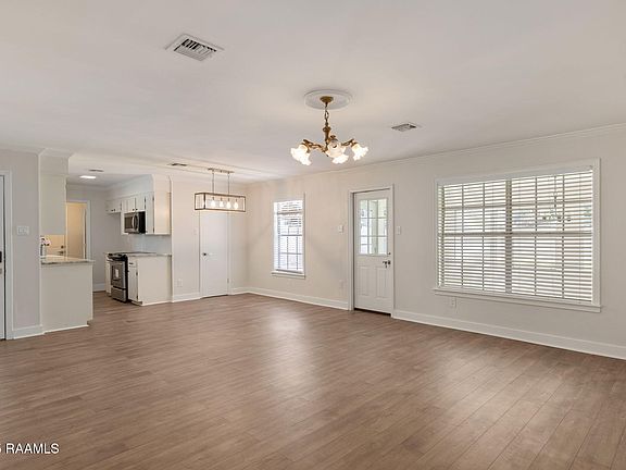 4th image of 808 Dulles Dr