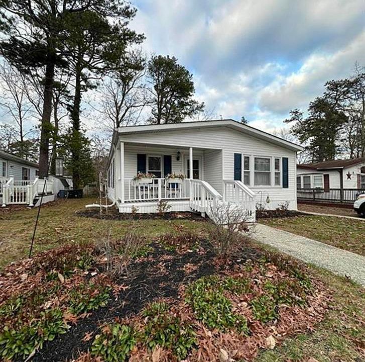 1st image of 3 Hickory Ln