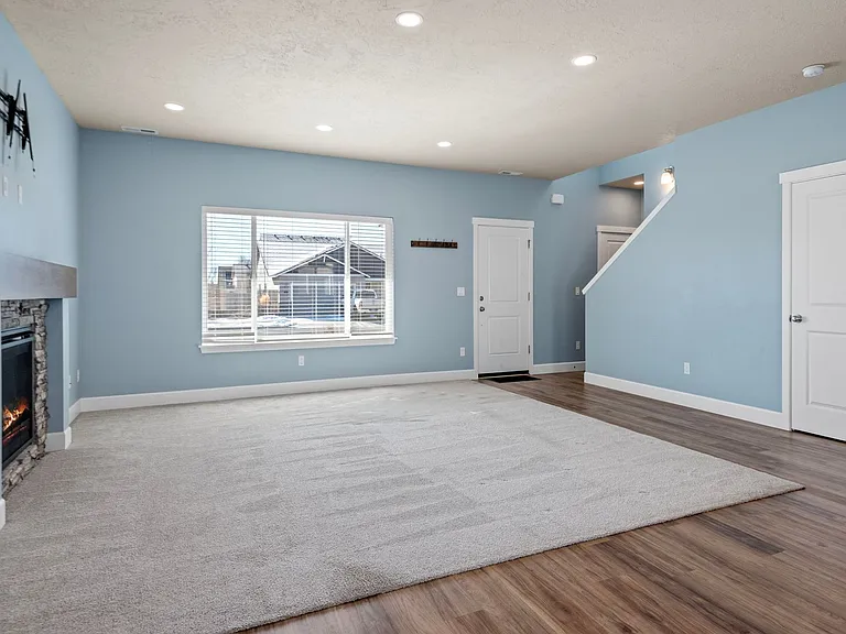 280 NW Double Eagle Ave — Photo 4