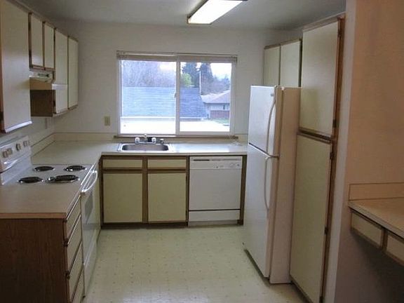 3rd image of 1002 10th St NE APT 9