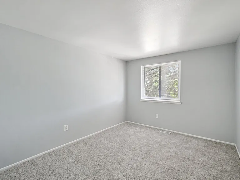 Creekside Apartments — Photo 9