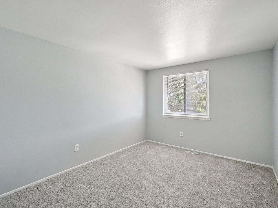 24795 Mayfair St, photo 9