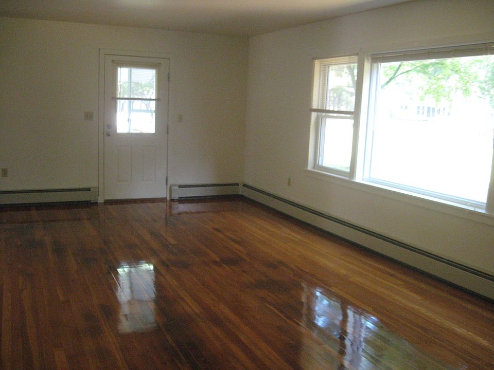 2nd image of 7 Griffith Rd #7
