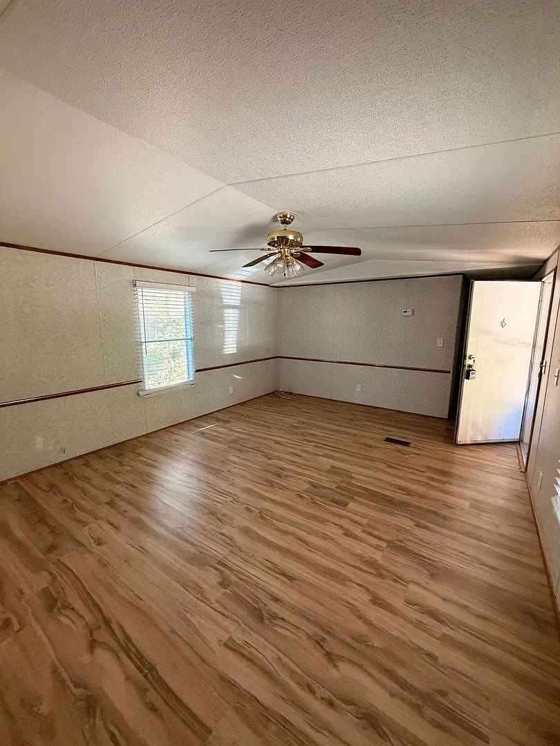 2 Bed / 2 Bath Mobile Home with Covered Deck - Near AU Vet School! — Photo 3