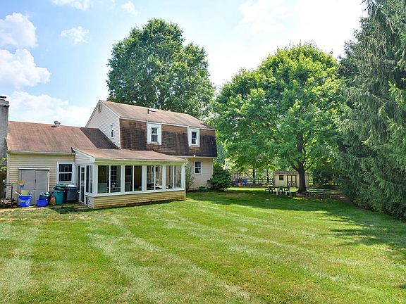 5th image of 473 W Radnor Ct