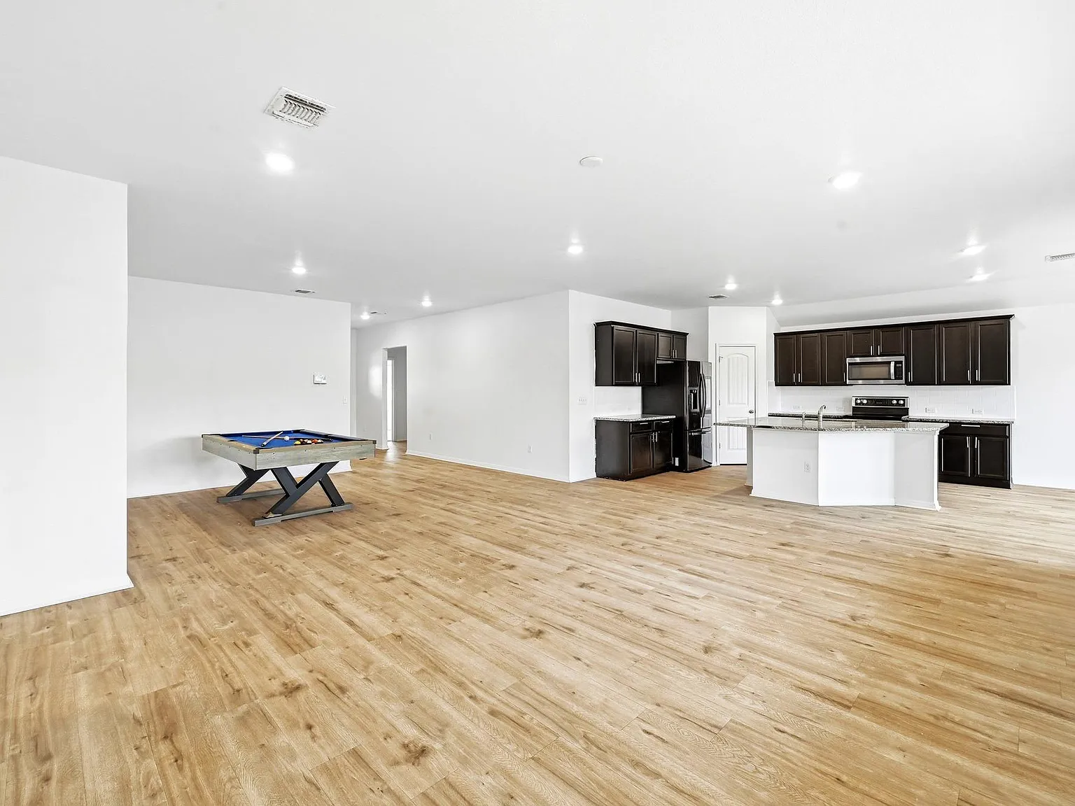 4 bed, 2.0 bath, 2143 sqft, $2,400 — Photo 3