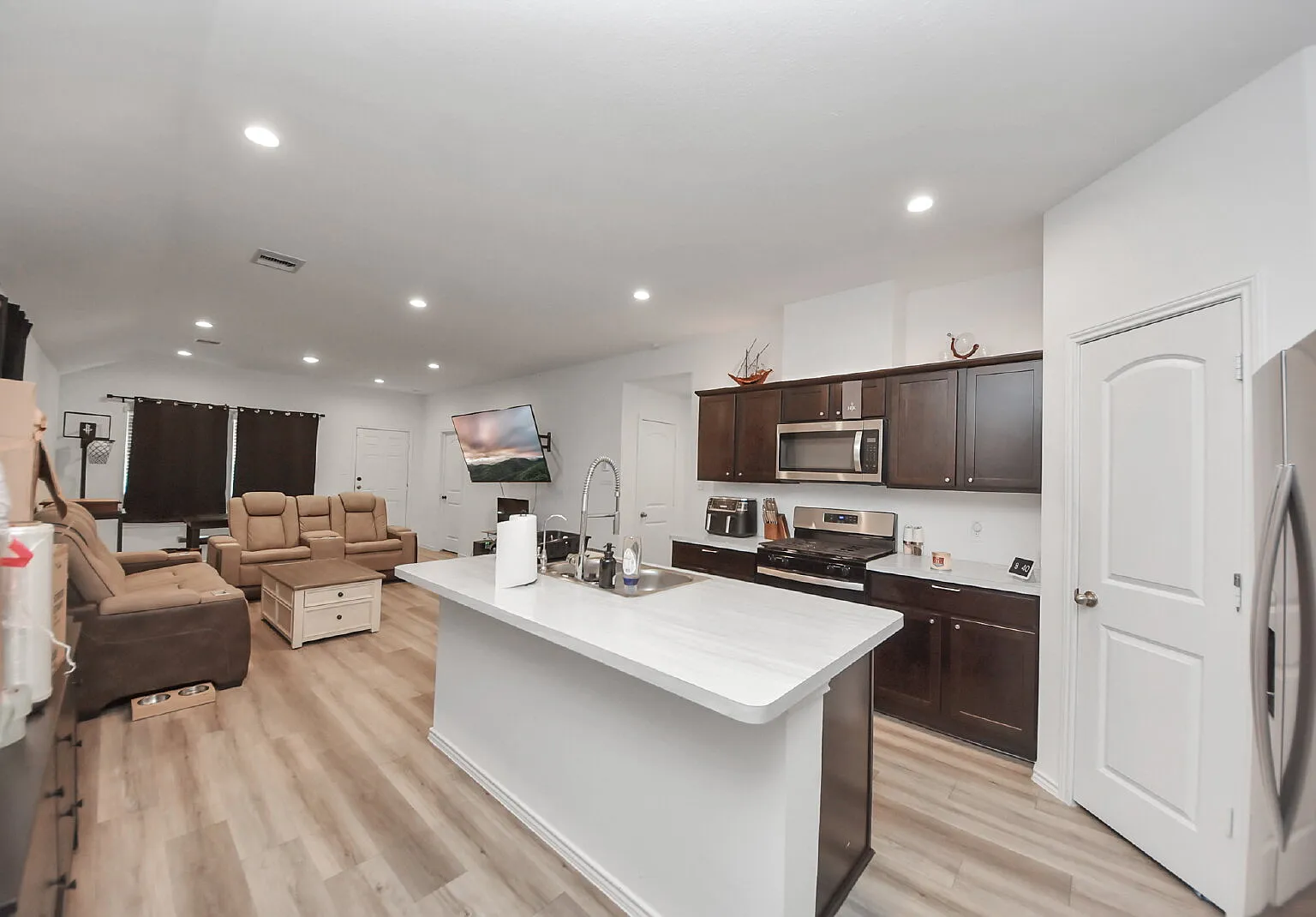 3 bed, 2.0 bath, 1368 sqft, $1,800 — Photo 2