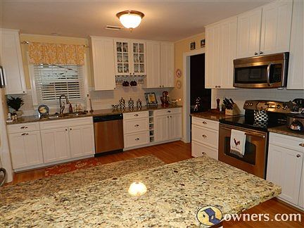 Deluxe kitchen with granite, stainless steel