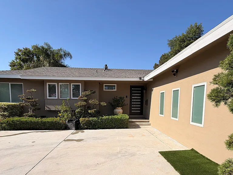 20411 Aetna St — Photo 2