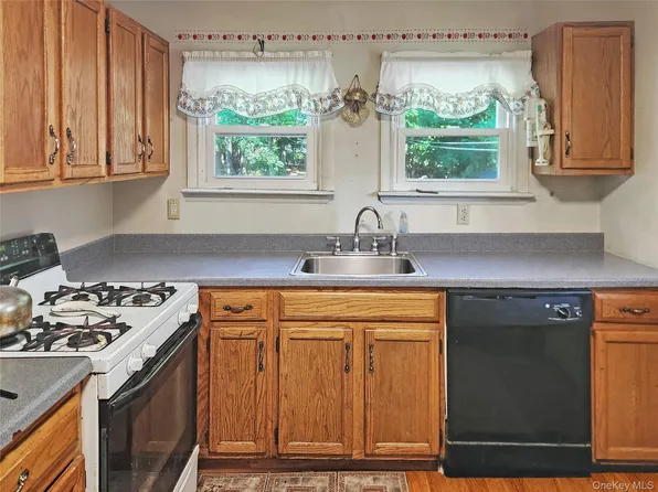 15 Grove Street, Highland, NY 12528