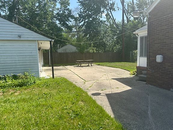 4th image of 15572 Fordham St