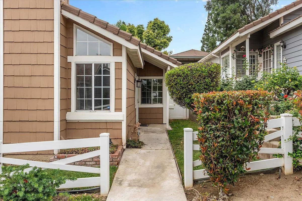3 bed, 2.0 bath, 1160 sqft, $3,375 — Photo 3