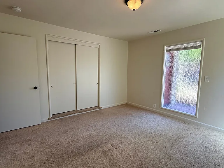 960 Forest Ave — Photo 40