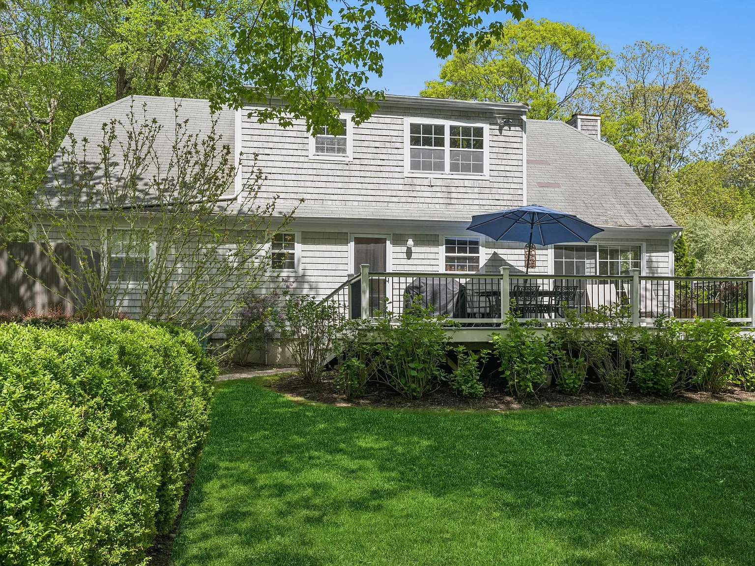 Chic Montauk Retreat With Hot Tub, Tennis Court, Newly Updated ! — Photo 1