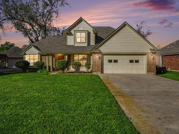 107 Sandalwood Dr, Lake Jackson, TX 77566