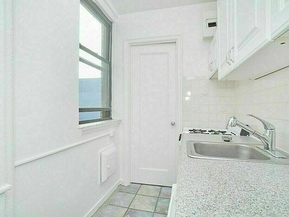 5th image of 135 E 50th St #J5