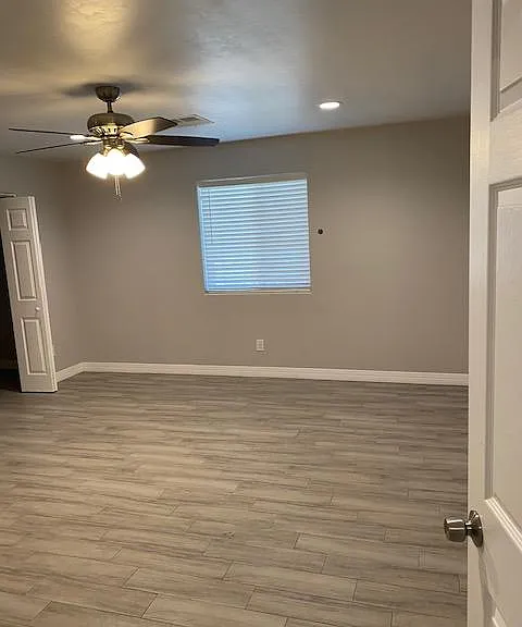 225 W Adams St — Photo 10