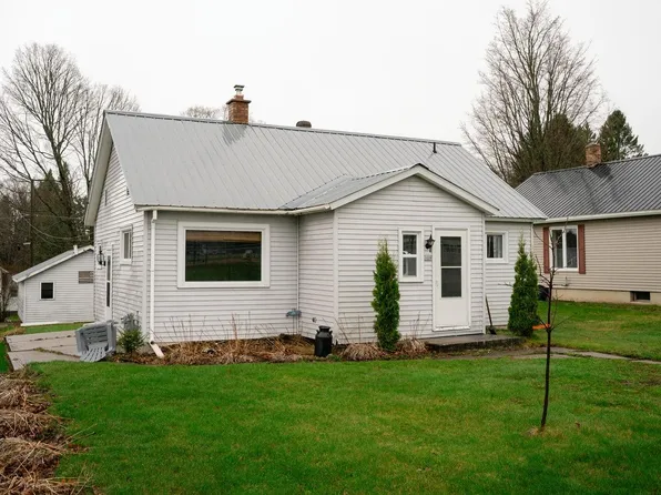 109 1st St, Iron River, MI 49935