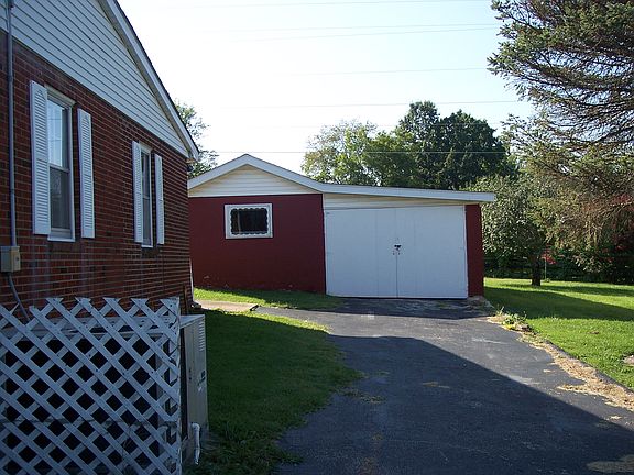 Detached garage & work room