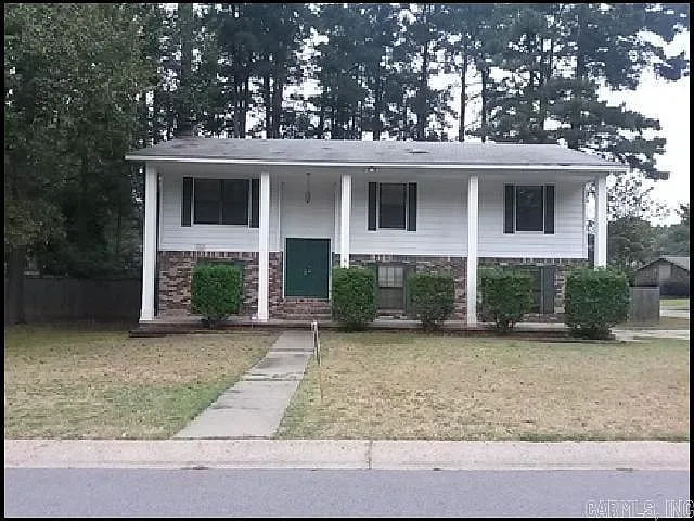 3 bed, 2.5 bath, 2308 sqft, $1,995 — Photo 1