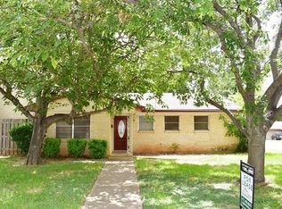 611 Henslee Dr, Euless, TX 76040