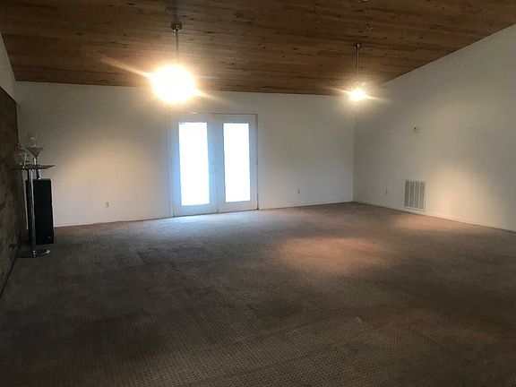 4th image of 121 W Greenbriar Dr