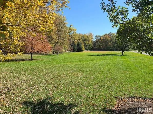1 E Dogleg Dr W, Syracuse, IN 46567