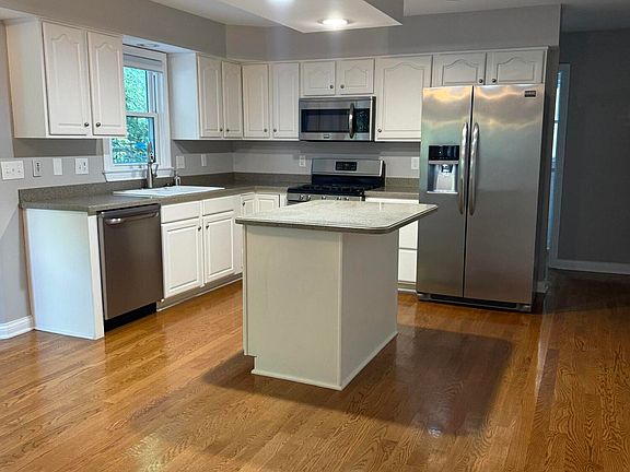 5th image of 712 Maple Ridge Ln