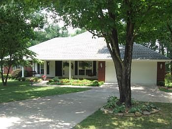 1st image of 208 Dogwood St