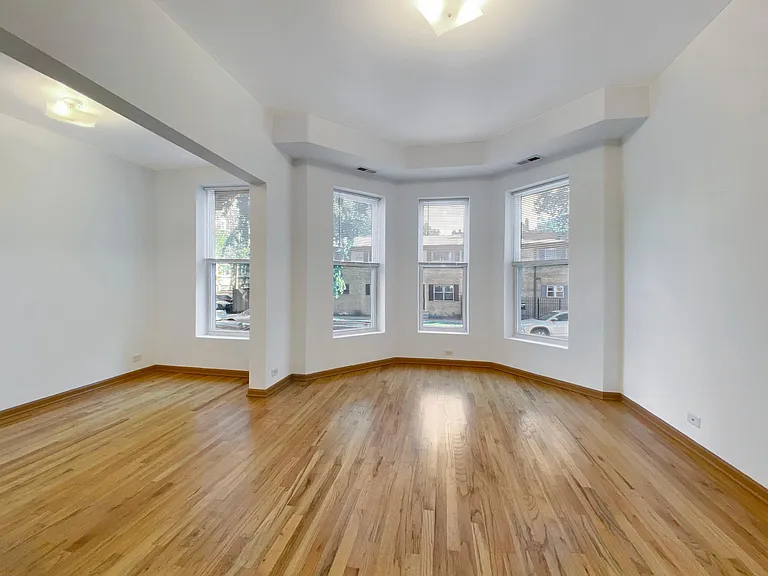 2930 W Shakespeare Ave — Photo 2