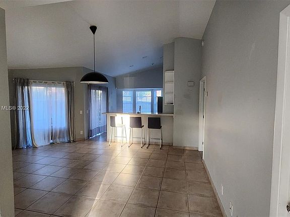 4th image of 1225 Seagrape Cir #1225