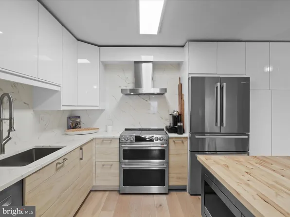 8340 Greensboro Dr APT 902, Mc Lean, VA 22102