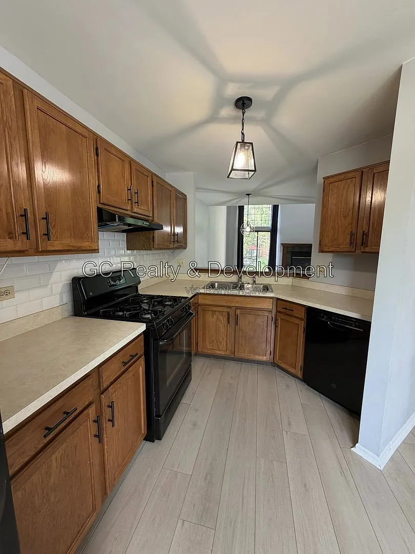2 bed, 1.5 bath, 1422 sqft, $2,495 — Photo 2