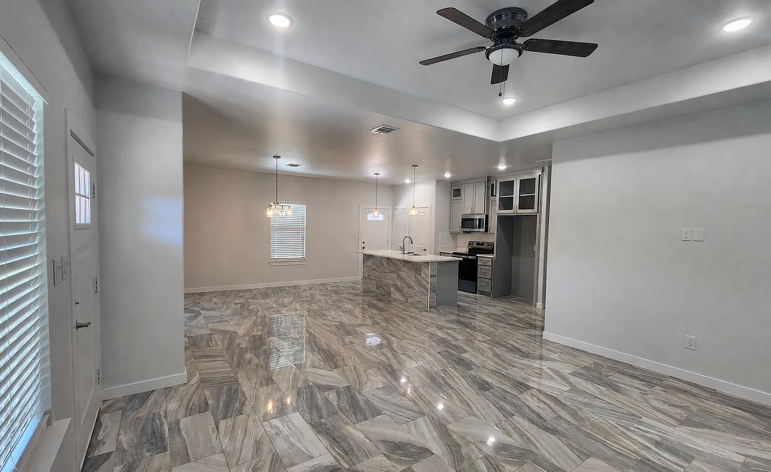 3 bed, 1299 sqft, $1,910 — Photo 3