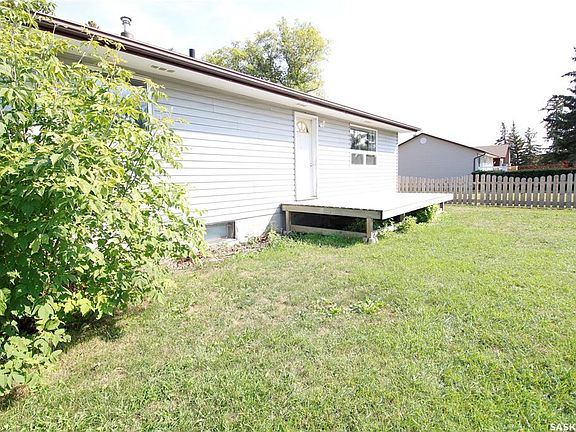 3rd image of 813 Cartier STREET
