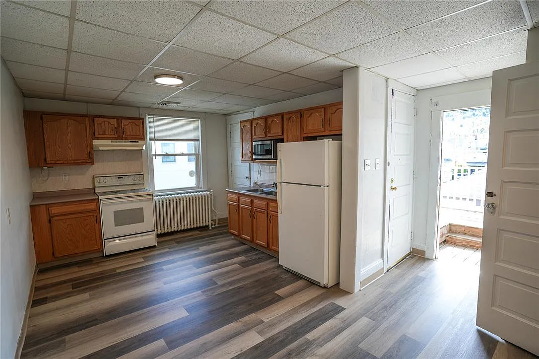 3 bed, 1.0 bath, 1300 sqft, $1,595 — Photo 3