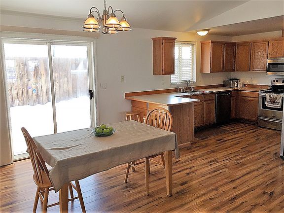5th image of 760 N Desdemona Ave