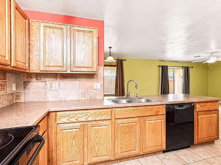 2426 W Silverbell Tree Dr — Photo 6
