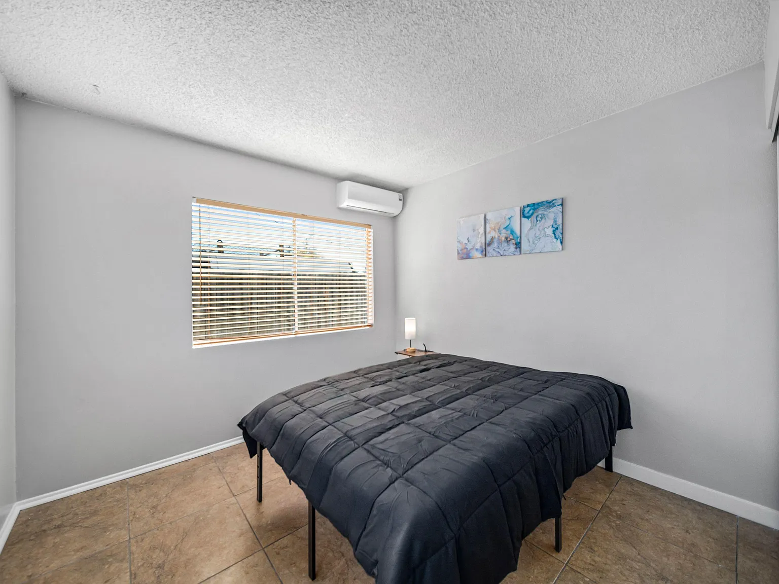 3 bed, 1.0 bath, 132 sqft, $1,074 — Photo 1