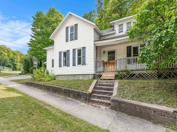 450 Spring Valley St, Beulah, MI 49617