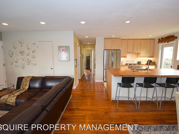 3rd image of 1055 Evergreen Ln