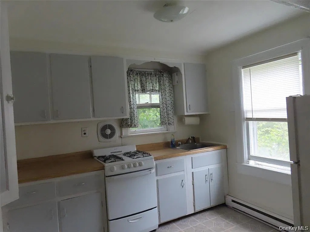3 bed, 1.0 bath, 1476 sqft, $2,600 — Photo 3