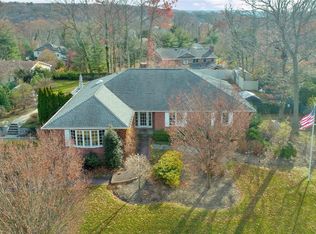 1 Tradewinds Dr, Bayville, NY 11709