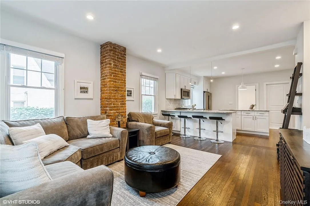 2 bed, 1035 sqft, $4,100 — Photo 2