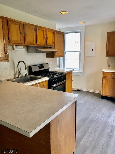 2nd image of 39 De Hart St #3